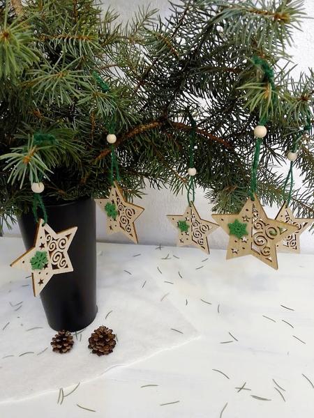 Weihnachtsstern mit grüner Schneeflocke